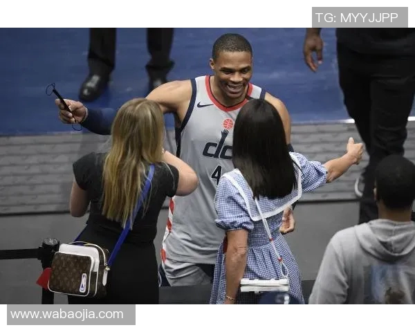 库里追逐的足球明星究竟是谁让球迷们热议不已